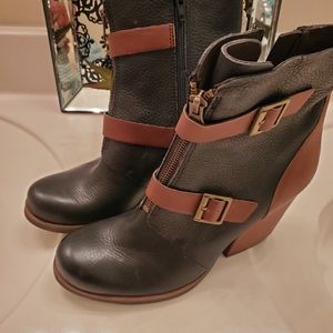 KORKS, Korks- ease , Sz. 8 Blk&Brwn, buckle boot
